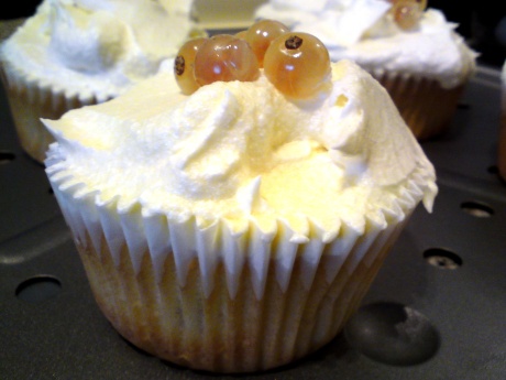 whitecurrant cupcakes with vanilla frosting